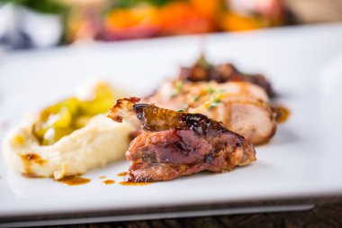 Sülün göğüs ve kalça patates püresi ve ızgara sebze ile kavrulmuş. Plaka otel ya da restoran lezzetli bölümü sülün