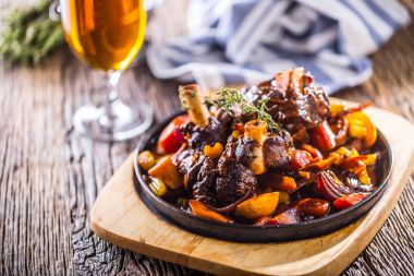 Kuzu inciği. Patates sebze ve taslak bira Bar otel ya da restoran ile Confit kuzu incik