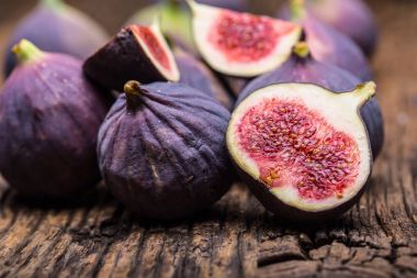 Res. A eski bir ahşap zemin üzerine bir kase içinde kaç incir