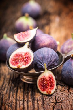 Res. A eski bir ahşap zemin üzerine bir kase içinde kaç incir