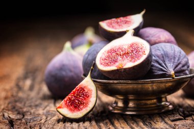 Res. A eski bir ahşap zemin üzerine bir kase içinde kaç incir