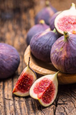 Res. A eski bir ahşap zemin üzerine bir kase içinde kaç incir