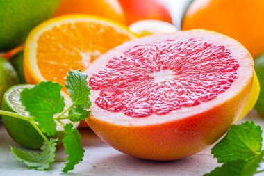 Narenciye taze meyve. Portakal greyfurt limon limon nane yaprakları ile