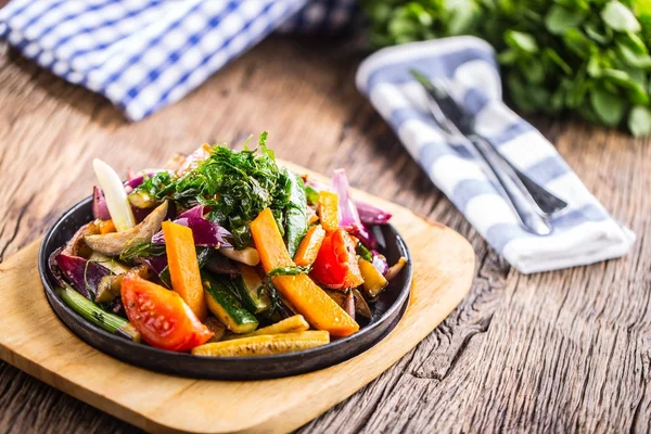 Gegrilltes Gemüse auf Pfanne im Hotel oder Restaurant — Stockfoto