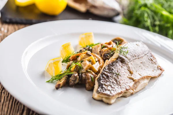 Fish trout with mushrooms and vegetable on plate in hotel or restaurant — Stock Photo, Image