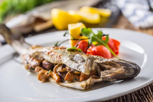 Păstrăv de pește cu ciuperci și legume pe farfurie în hotel sau restaurant — Fotografie, imagine de stoc