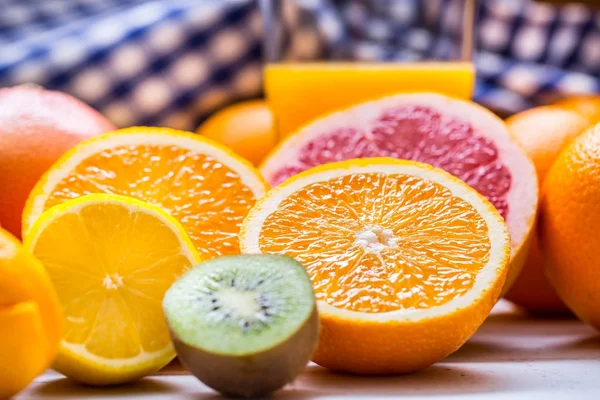 Cítricos frescos. Naranja lima limón pomelo con hojas de menta — Foto de Stock