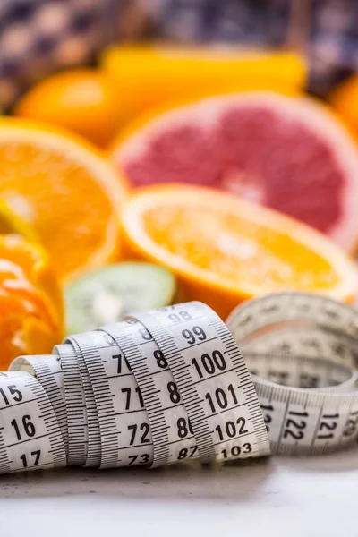 Fita métrica e citrinos frescos laranja limão tangerina limão e toranja — Fotografia de Stock