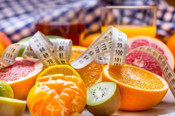 Fita métrica e citrinos frescos laranja limão tangerina limão e toranja — Fotografia de Stock