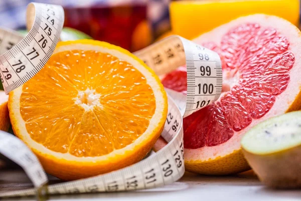 Fita métrica e citrinos frescos laranja limão tangerina limão e toranja — Fotografia de Stock