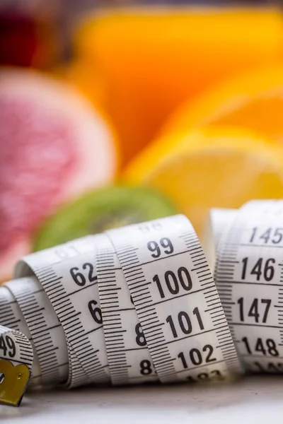 Fita métrica e citrinos frescos laranja limão tangerina limão e toranja — Fotografia de Stock