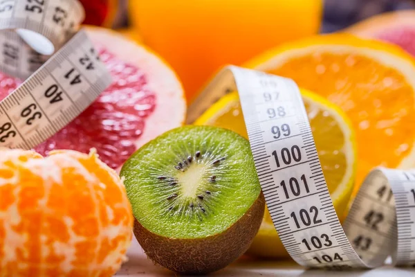 Fita métrica e citrinos frescos laranja limão tangerina limão e toranja — Fotografia de Stock