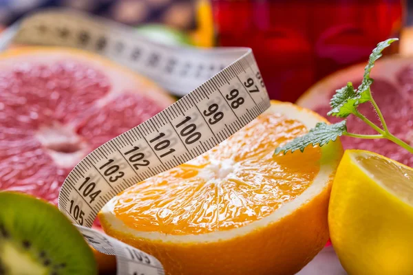 Fita métrica e citrinos frescos laranja limão tangerina limão e toranja — Fotografia de Stock