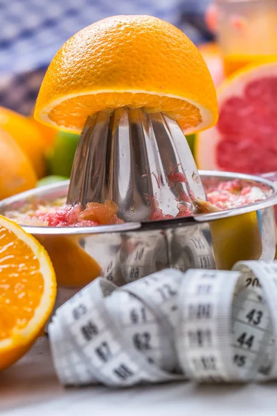 Fita métrica e citrinos frescos laranja limão tangerina limão e toranja — Fotografia de Stock