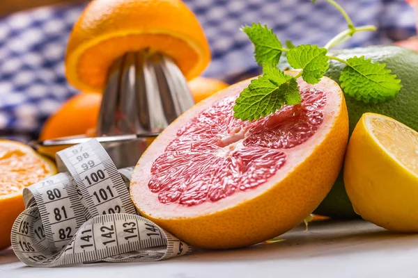 Mått band och färska citrusfrukter som apelsin citron Mandarin lime citron och grapefrukt — Stockfoto