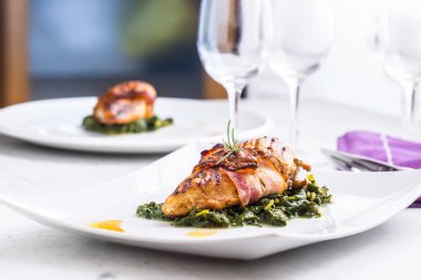 Tavuk ızgara göğsü. Pastırma ve ıspanak üzerinde beyaz plaka ile kavrulmuş Tavukgöğsü. Otel pub veya restoran yemek yiyecek