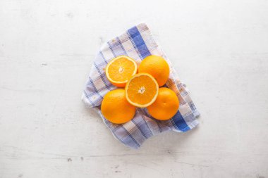 Görünüm turuncu beyaz beton tahta üzerinde üst