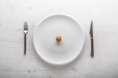 Görünüm boş levha cevizli beyaz beton zemin üzerine üst