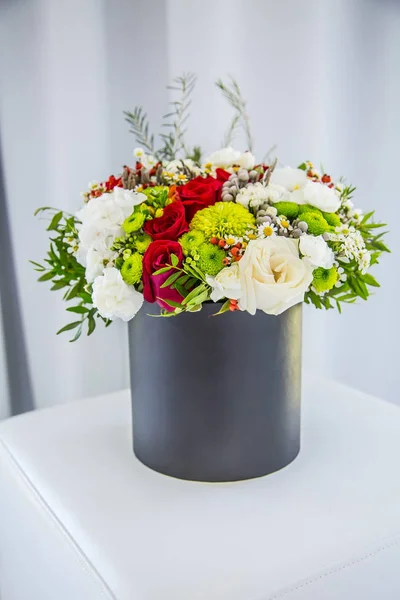 Букет разноцветных цветов роз в роскошной подарочной коробке — стоковое фото