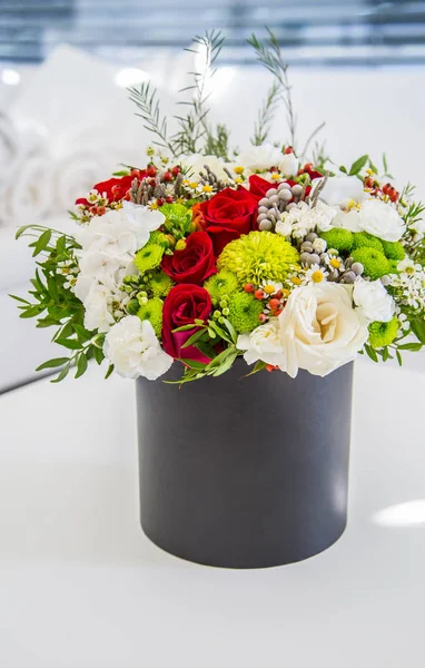 Boeket veelkleurige bloemen rozen in luxe geschenkdoos — Stockfoto