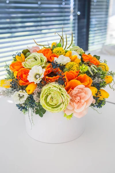 Boeket veelkleurige bloemen rozen in luxe geschenkdoos — Stockfoto