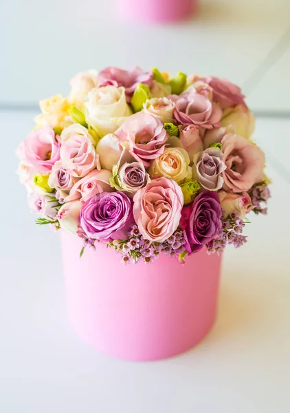 Boeket veelkleurige bloemen rozen in luxe geschenkdoos — Stockfoto