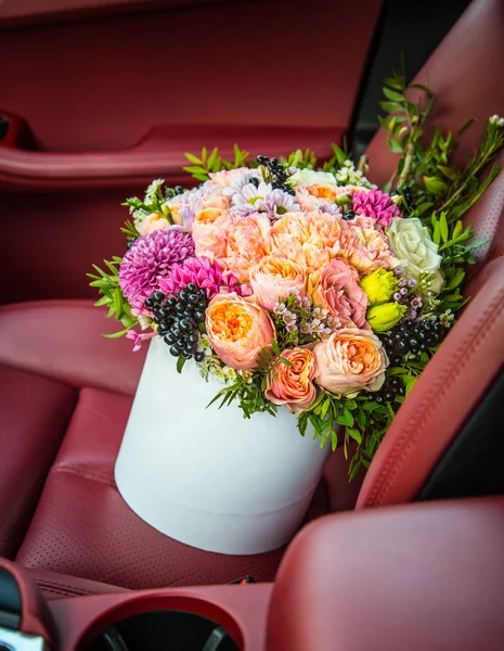 Boeket van bloemen de doos van de gift van de luxe van de rozen in de autostoel — Stockfoto