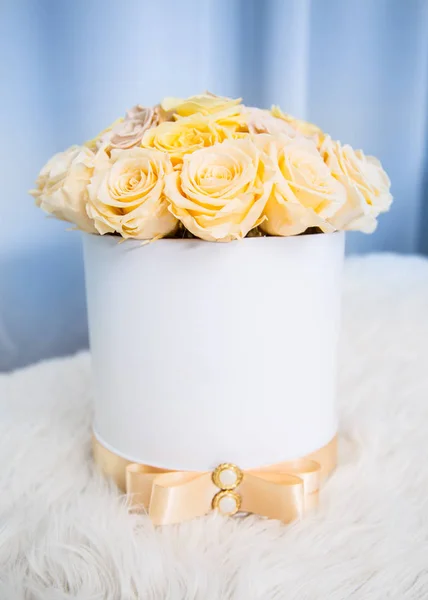 Boeket gele bloemen rozen in luxe geschenkdoos — Stockfoto