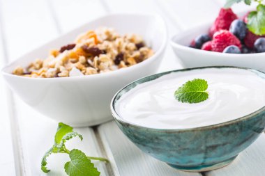 Müsli yoğurt ve çilek. Sağlıklı kahvaltı yoğurt granola ve taze meyve