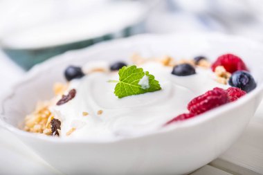 Müsli yoğurt ve çilek. Sağlıklı kahvaltı yoğurt granola ve taze meyve