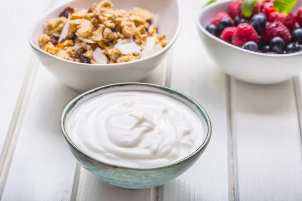 Yogur Muesli y bayas. Desayuno saludable con yogur granola y fruta fresca —  Fotos de Stock