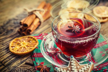 Noel sıcak şarap veya portakal mandalina yıldız anason tarçın ve zencefilli çay içecek
