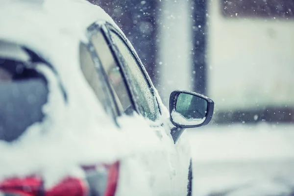 Nieve alrededor del coche en la carretera. Temporada de invierno para conductores — Foto de Stock