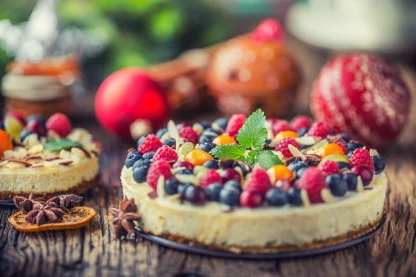 Cheesecake with fresh fruit berries strawberries raspberries and star anise. Christmas cheesecake with christmas decoration — Stock Photo, Image