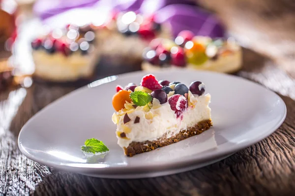 Cheesecake with fresh fruit berries strawberries raspberries and star anise. Christmas cheesecake with christmas decoration — Stock Photo, Image