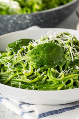 Spagetti. Ispanak ve parmesan yeşil spagetti. İtalyan ve Akdeniz mutfağı