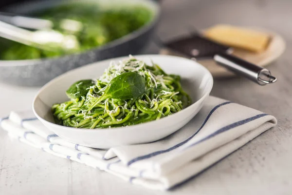Spaghetti. Green spaghetti with spinach and parmesan. Italian and mediterranean cuisine — Stock Photo, Image