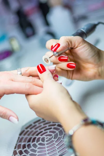 Cuidado de uñas y manicura. Cuidado de las uñas y las técnicas de aplicación de uñas en gel — Foto de Stock