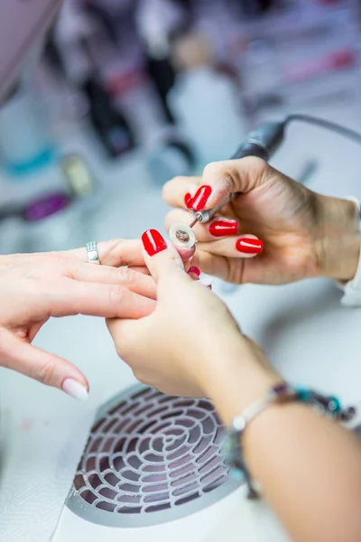 Cuidado de uñas y manicura. Cuidado de las uñas y las técnicas de aplicación de uñas en gel —  Fotos de Stock