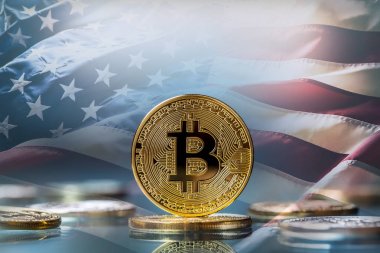 Bitcoin. Altın ve gümüş bitcoins - sanal cryptocurrency. Arka planda Amerikan bayrağı