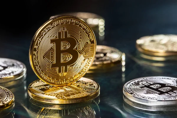 Bitcoin. Bitcoins de oro y plata - criptomoneda virtual —  Fotos de Stock