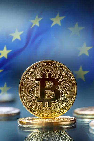 Bitcoin. Altın ve gümüş bitcoins - sanal cryptocurrency. Avrupa Birliği bayrağı arka planda