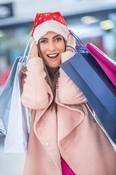 Shopping natalizio. Attraente ragazza felice con carta di credito e s — Foto Stock