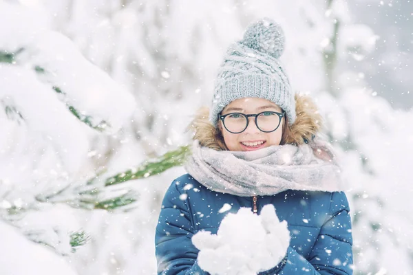 아름다움 겨울 소녀 불고 눈 서리가 내린 겨울 공원 또는 옥외. 소녀와 겨울 추운 날씨 — 스톡 사진