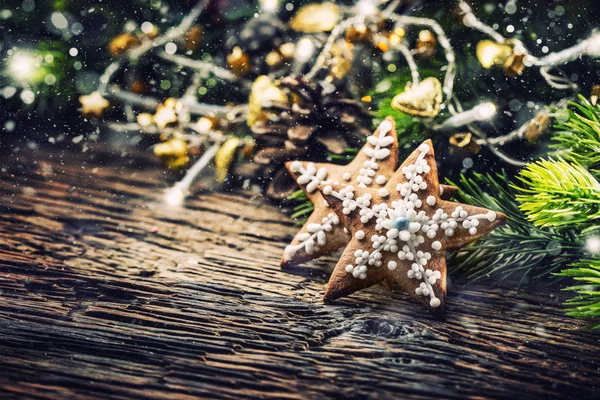 Du pain d'épice au gâteau de Noël. Gâteaux étoiles de Noël et décoration sur table en chêne rustique — Photo