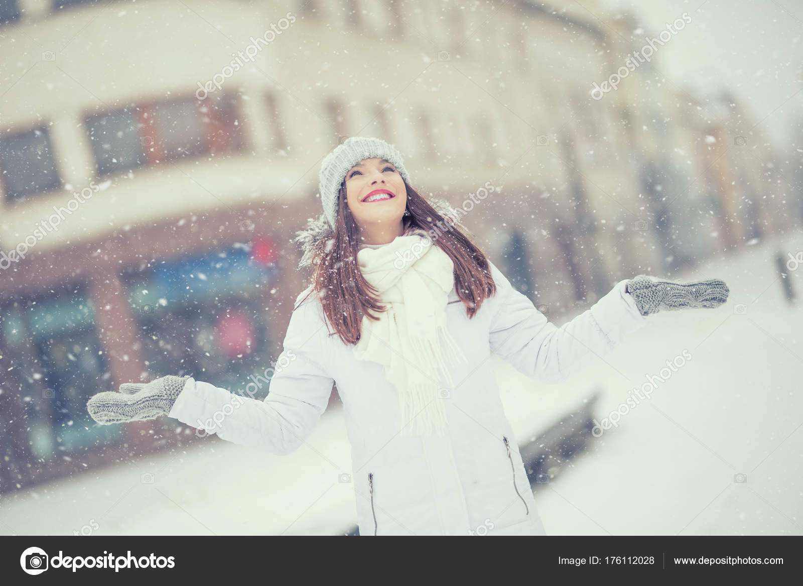 美丽微笑的年轻女子穿着暖和的衣服 冬季雪中画像的概念 图库照片 C Weyo 176112028