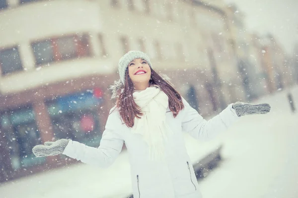 따뜻한 옷에 아름 다운 미소 젊은 여자. 겨울 눈 덮인 날씨에 초상화의 개념 — 스톡 사진