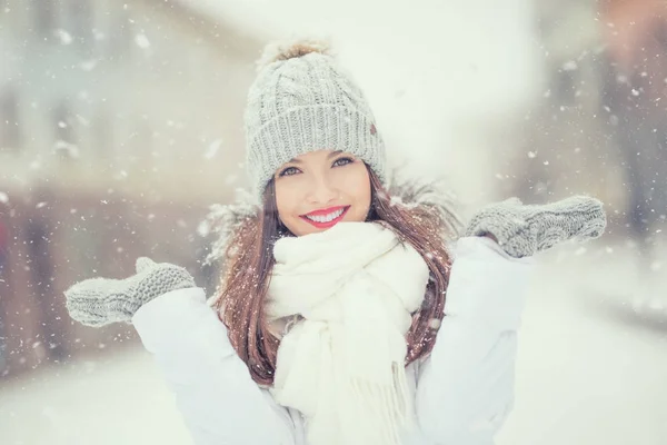 Belle jeune femme souriante en vêtements chauds. Le concept de portrait en hiver temps neigeux Images De Stock Libres De Droits