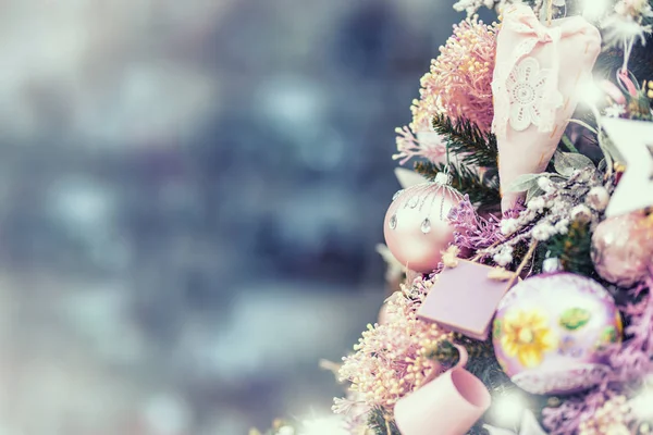 Mooie kerstboom thuis resaurant winkel of hote. Elegante kerstboom in een winkelcentrum — Stockfoto