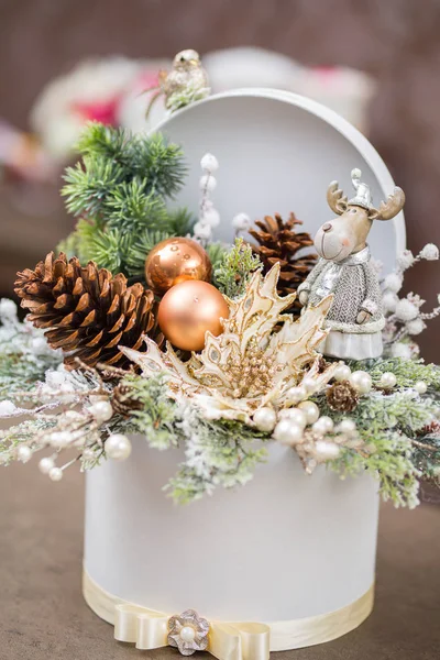 Luxury Christmas gift box in flower shop with seasonal decoration — Stock Photo, Image